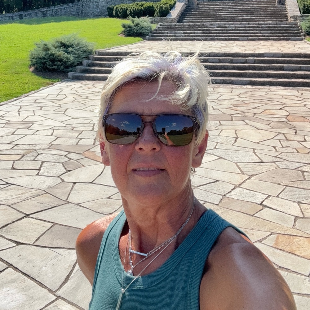 Meet your Posher, Zsuzsa